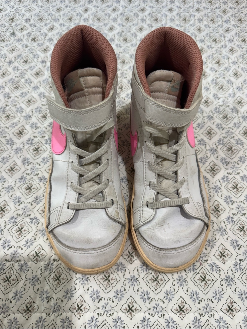 Nike Kids High-Top Sneakers in Light Gray with Pink Swoosh
